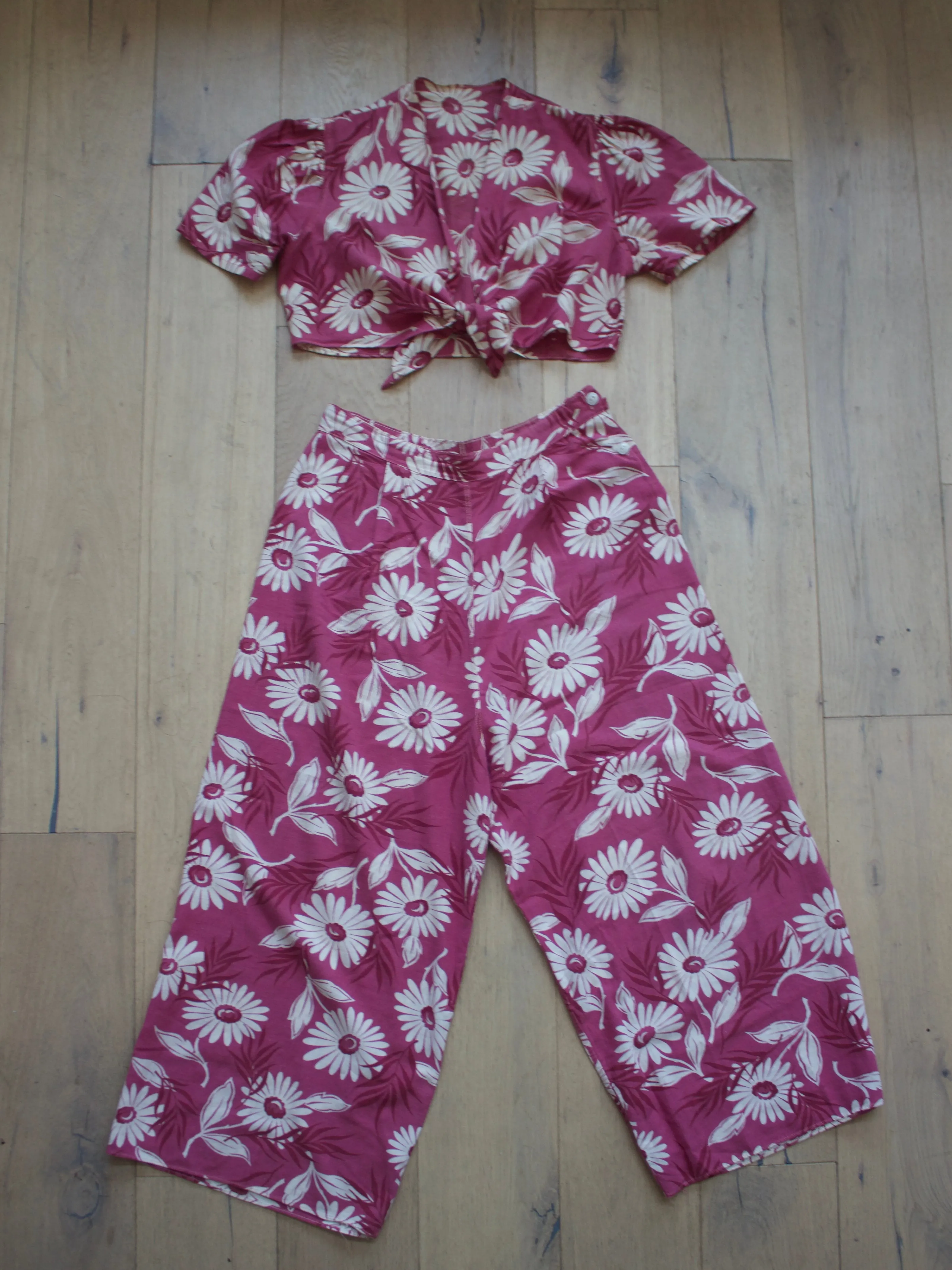 1940s Daisy Print Cotton 2-PC Puff Sleeve Crop Blouse & Side Button Pant Set