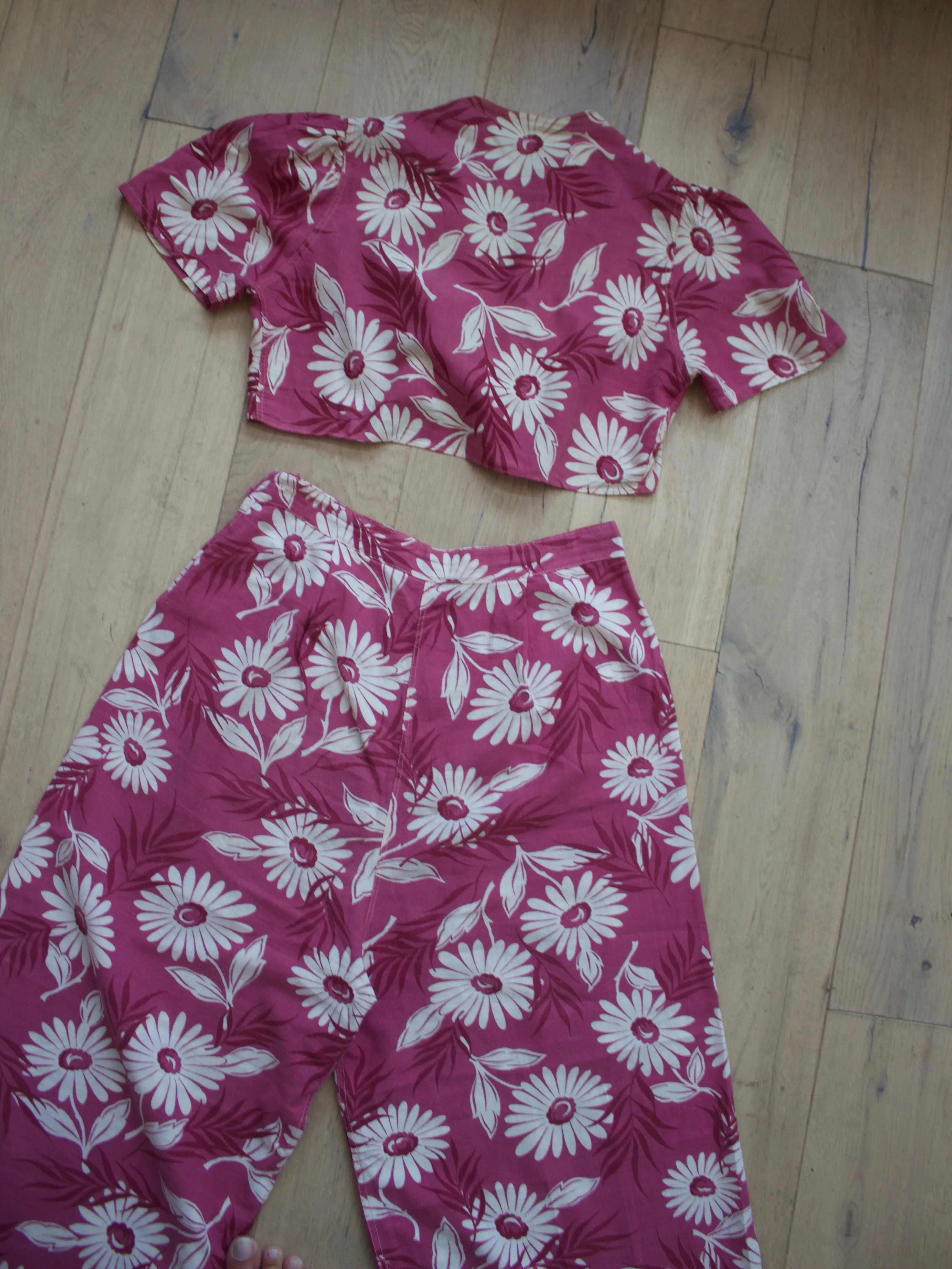 1940s Daisy Print Cotton 2-PC Puff Sleeve Crop Blouse & Side Button Pant Set