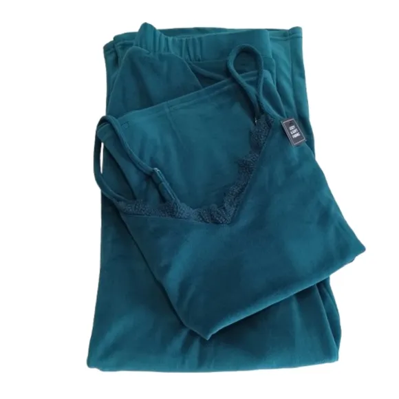 BCBGMaxAzria Velvety Soft 2 Piece Green Pajama Pants Camisole Top Luxurious Set