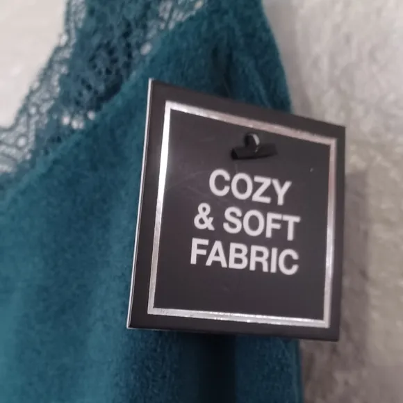 BCBGMaxAzria Velvety Soft 2 Piece Green Pajama Pants Camisole Top Luxurious Set