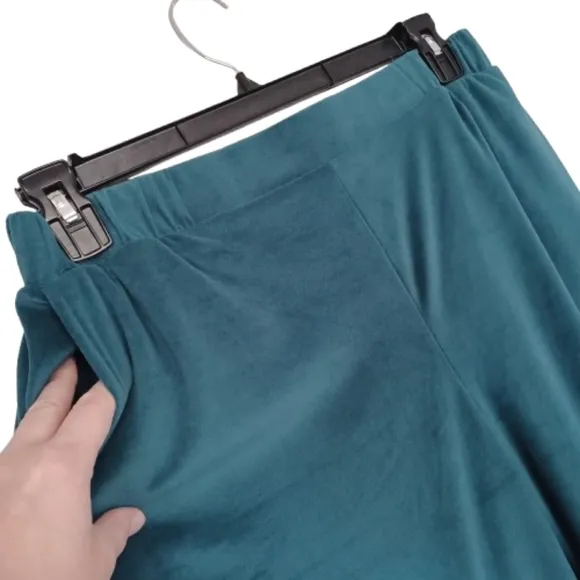 BCBGMaxAzria Velvety Soft 2 Piece Green Pajama Pants Camisole Top Luxurious Set