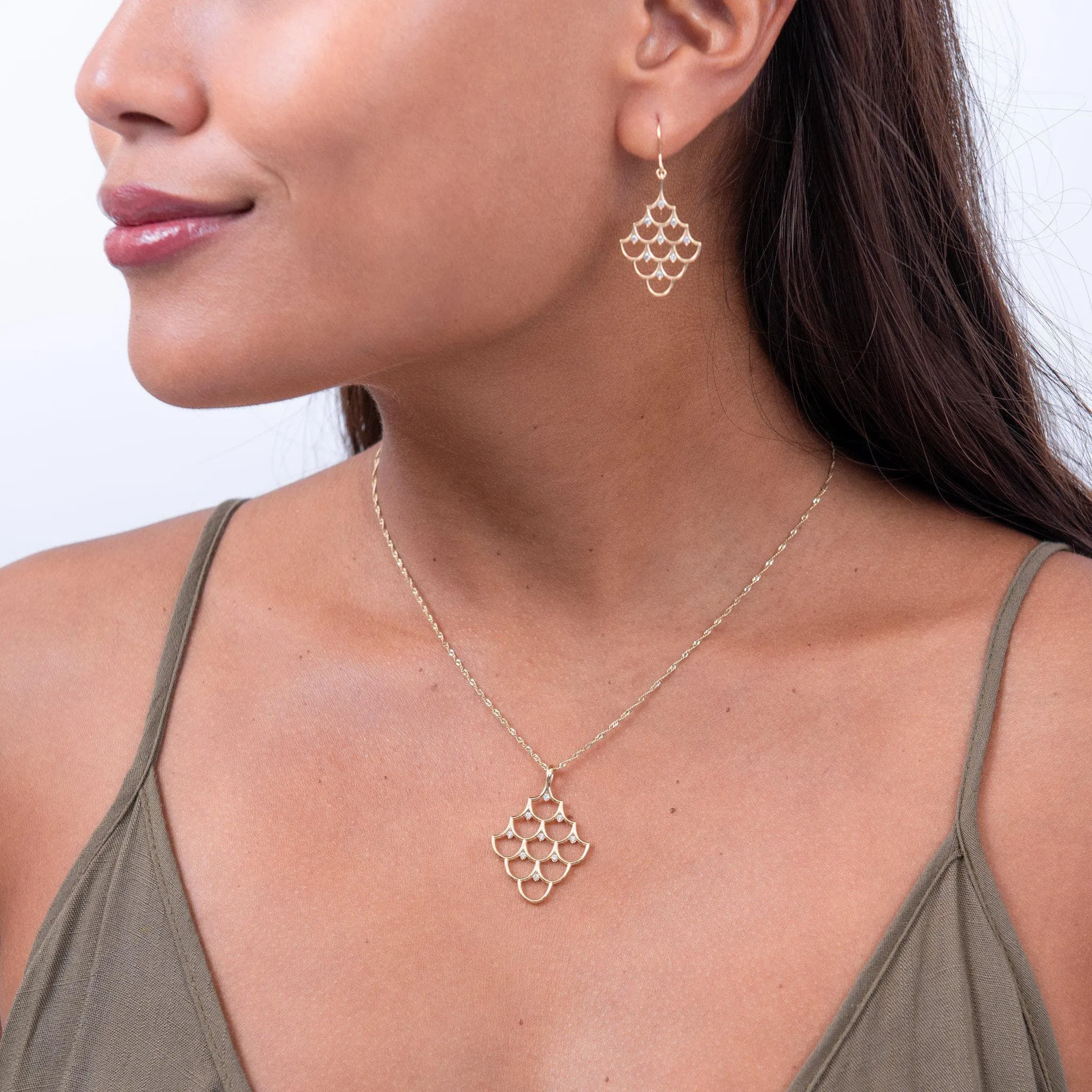 Mermaid Scales Pendant in Gold with Diamonds - 35mm