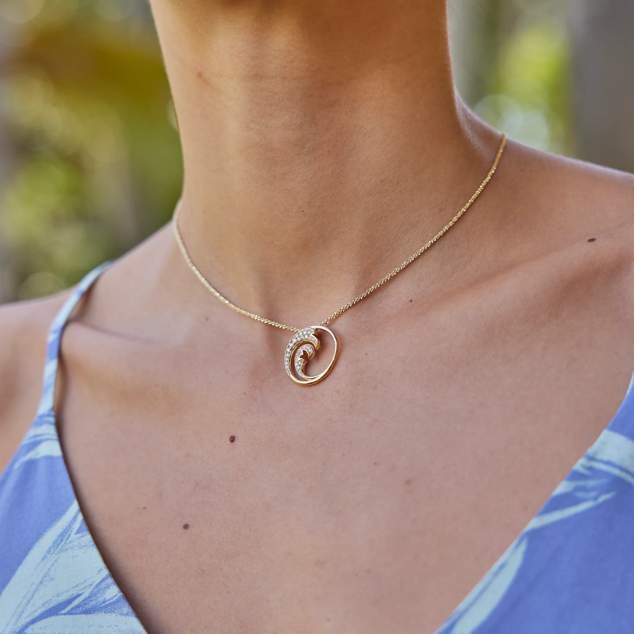 Nalu Pendant in Gold with Diamonds - 22mm