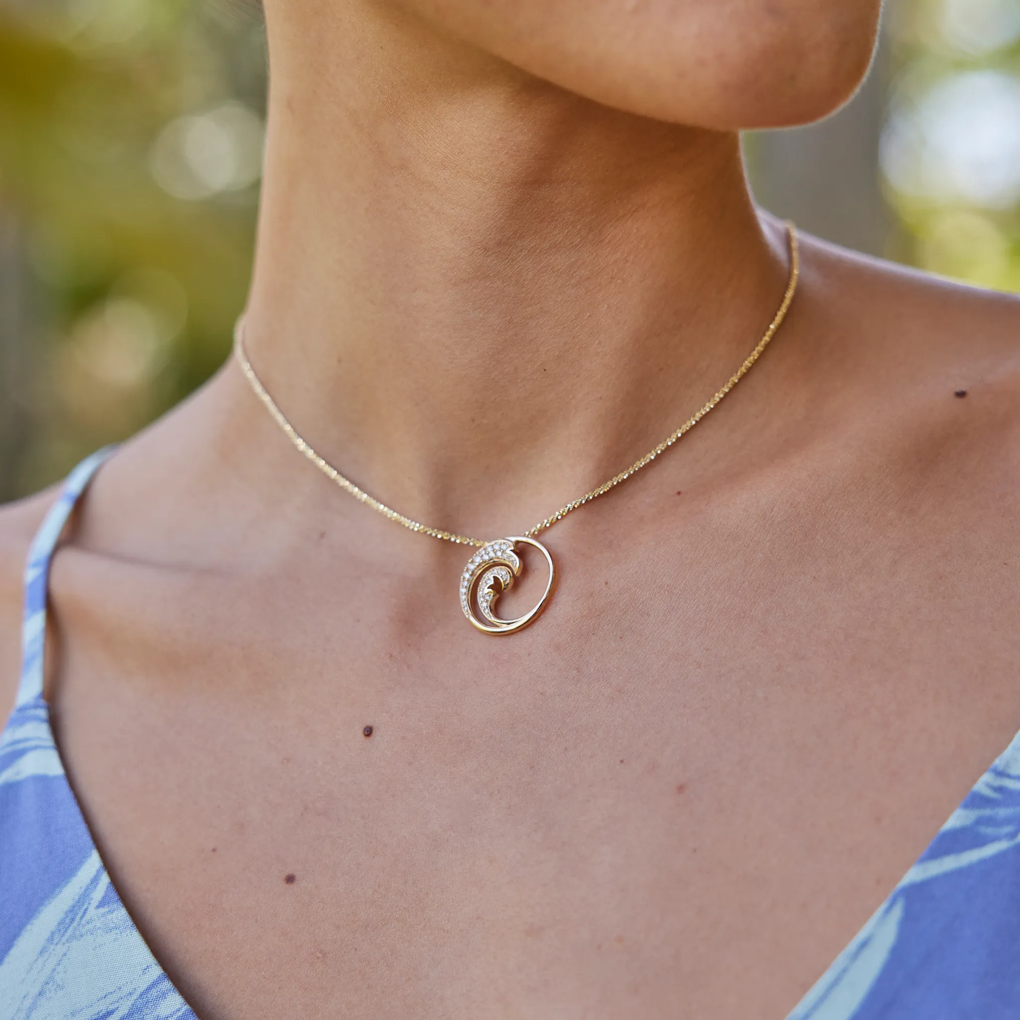 Nalu Pendant in Gold with Diamonds - 22mm
