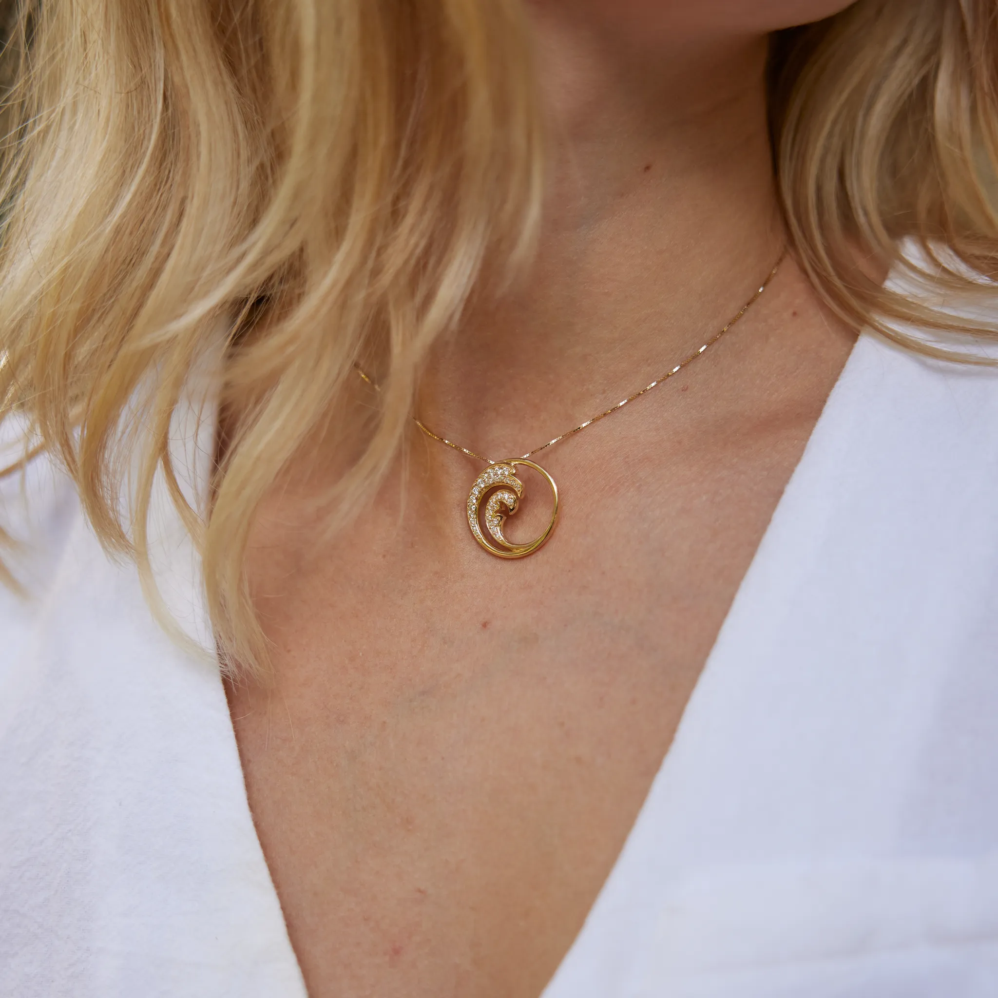 Nalu Pendant in Gold with Diamonds - 22mm