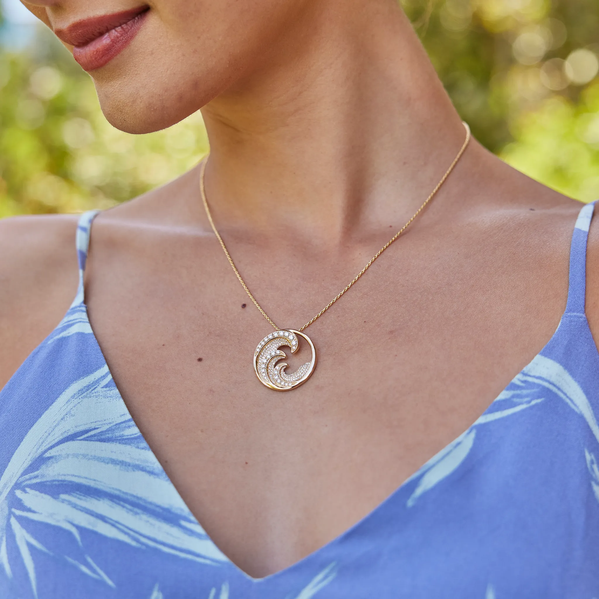 Nalu Pendant in Gold with Diamonds - 26mm