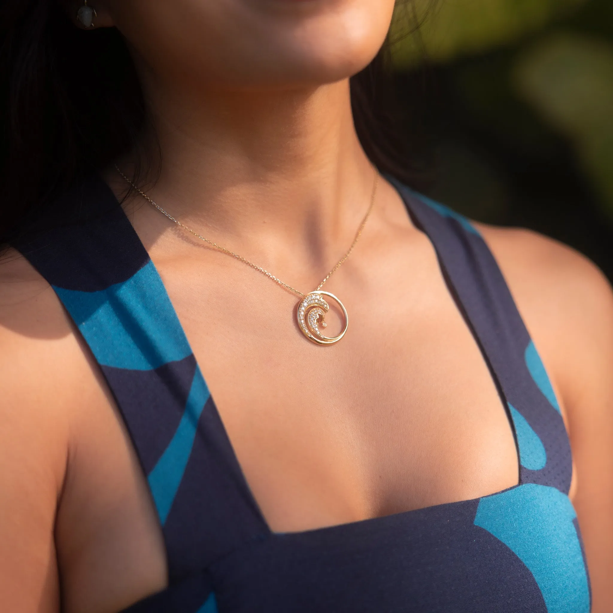Nalu Pendant in Gold with Diamonds - 26mm