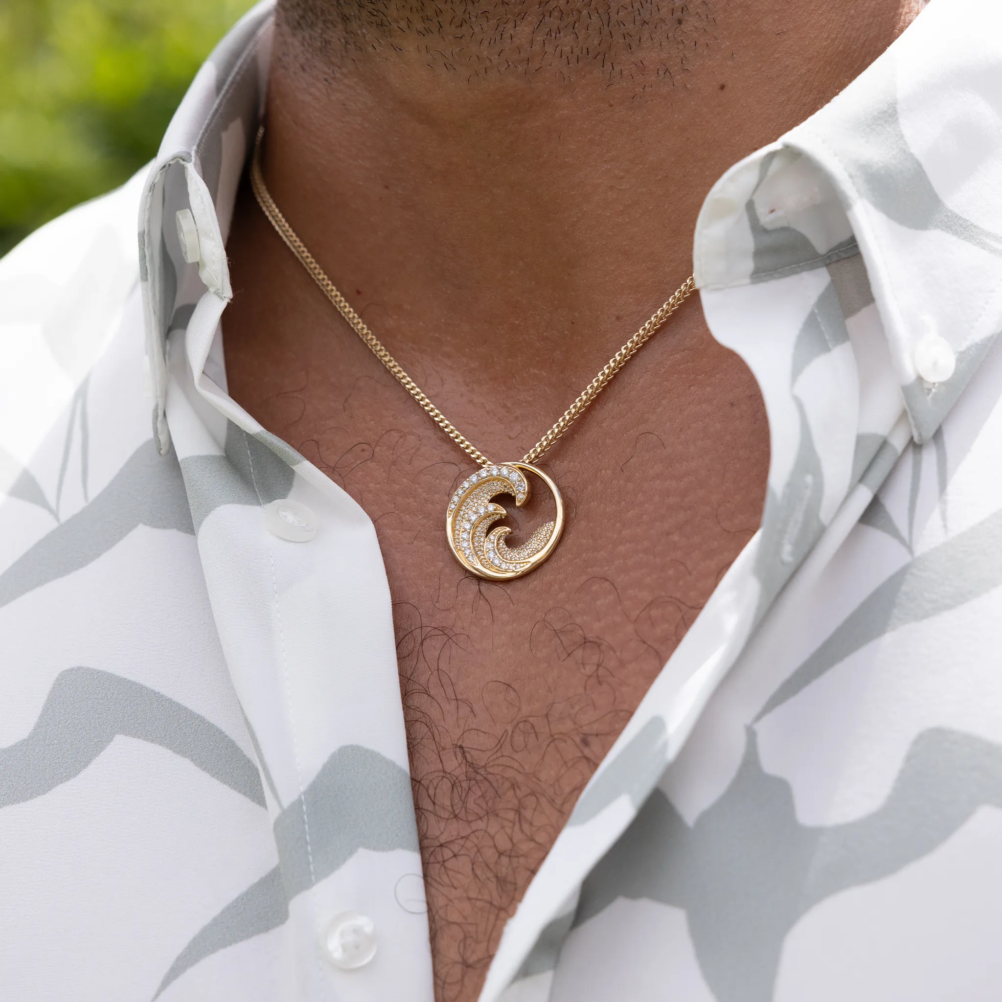 Nalu Pendant in Gold with Diamonds - 26mm