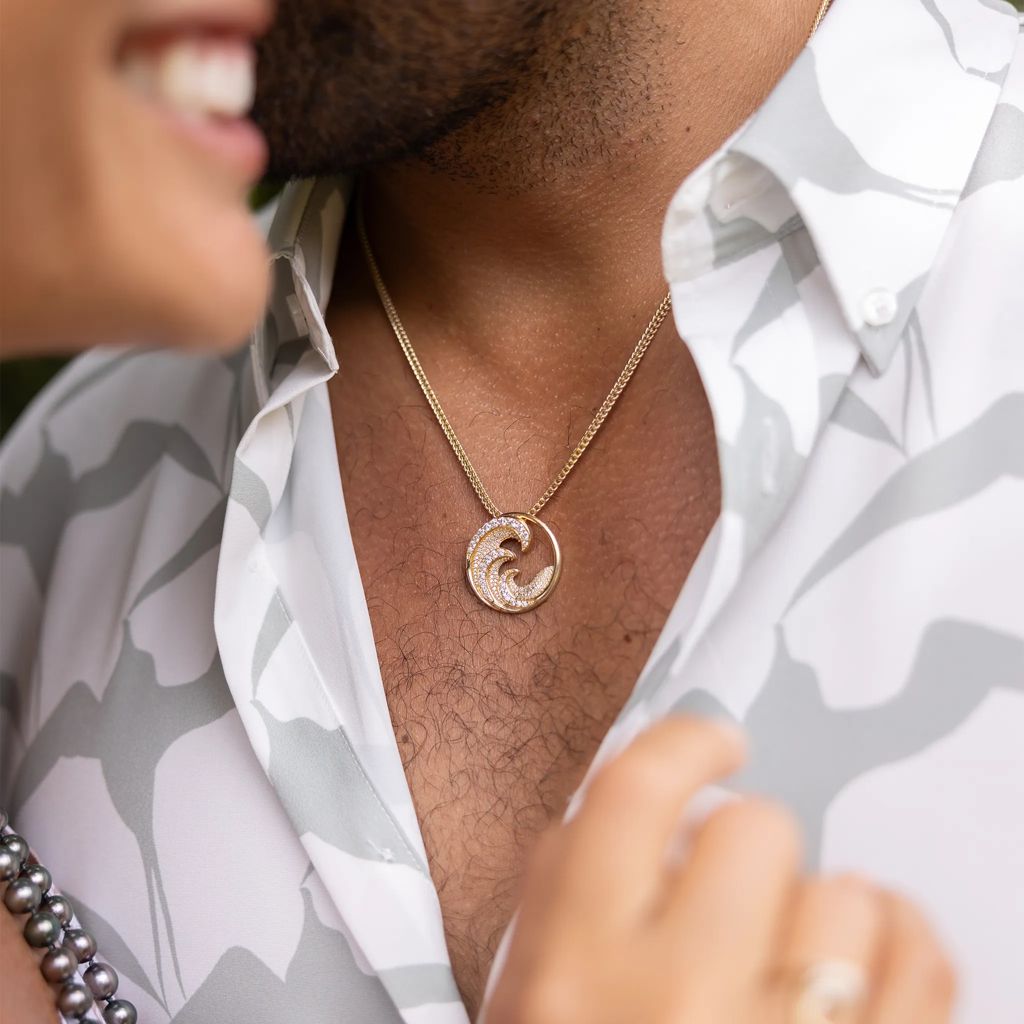 Nalu Pendant in Gold with Diamonds - 26mm