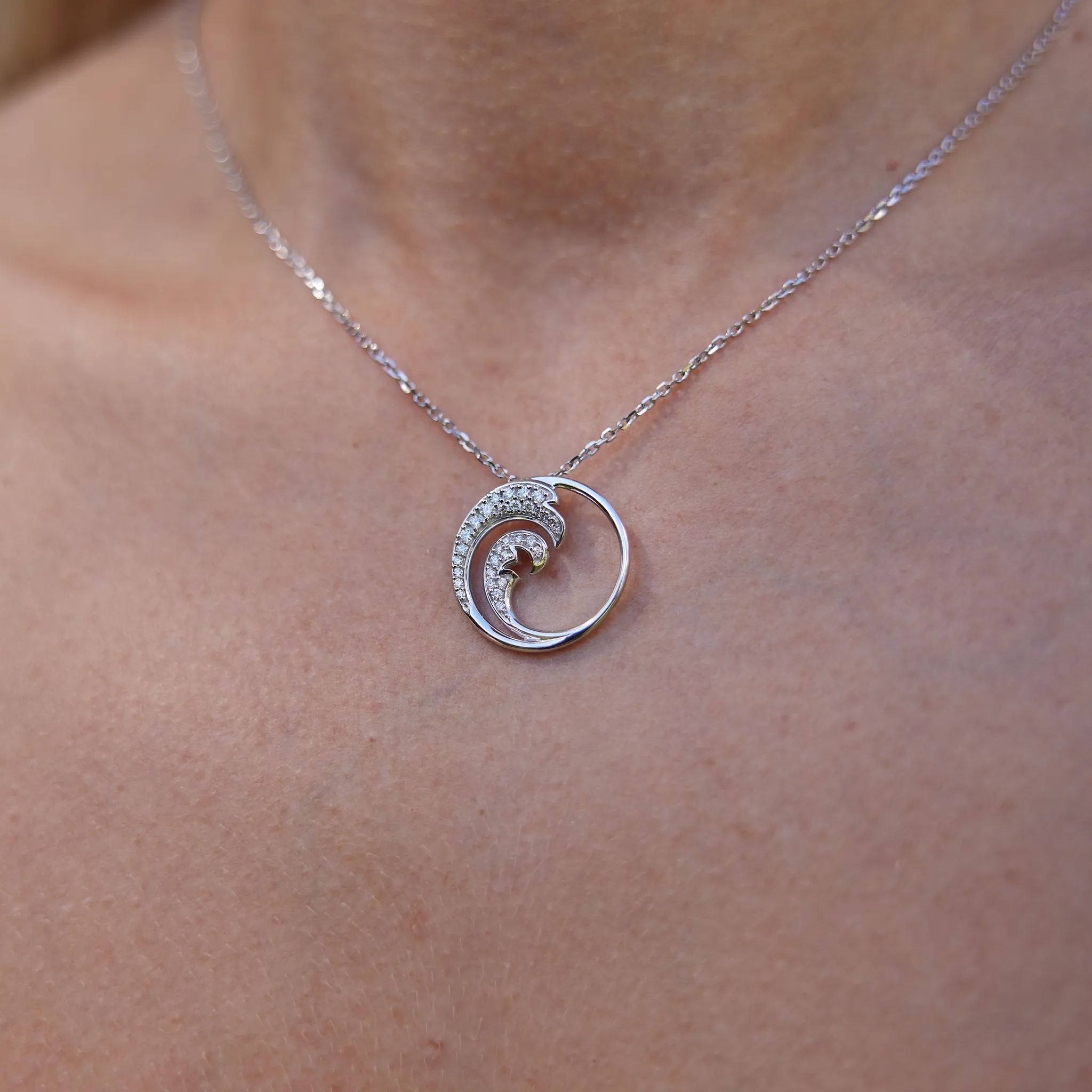 Nalu Pendant in White Gold with Diamonds - 22mm