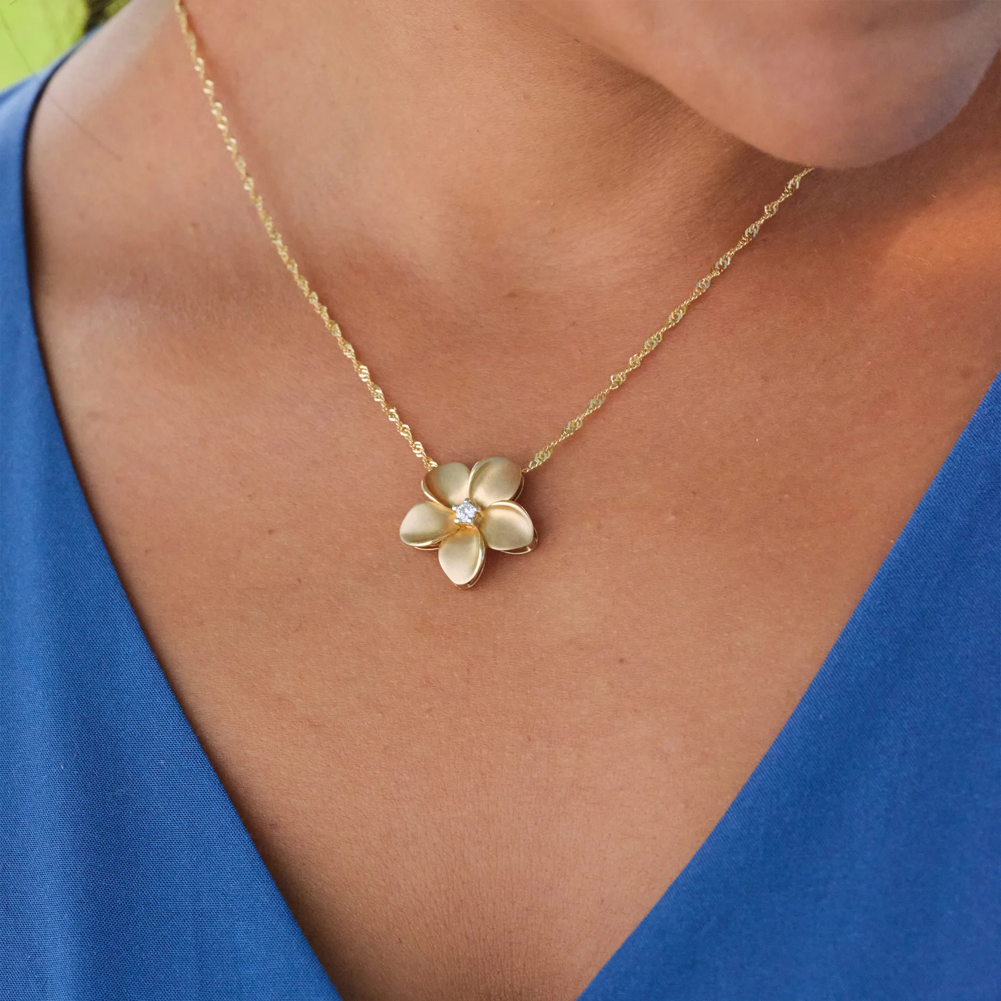 Plumeria Pendant in Gold with Diamond - 20mm