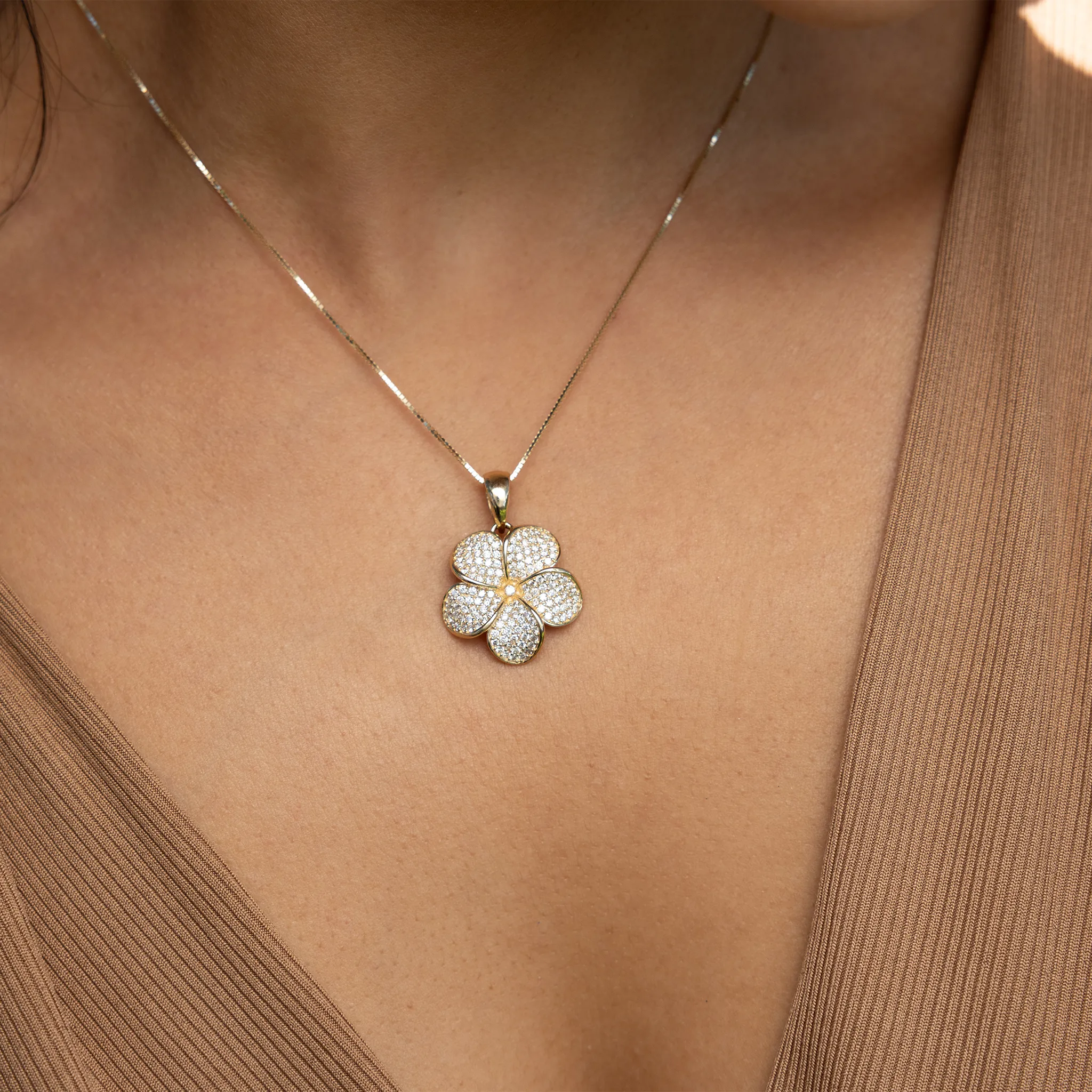 Plumeria Pendant in Gold with Diamonds - 20mm