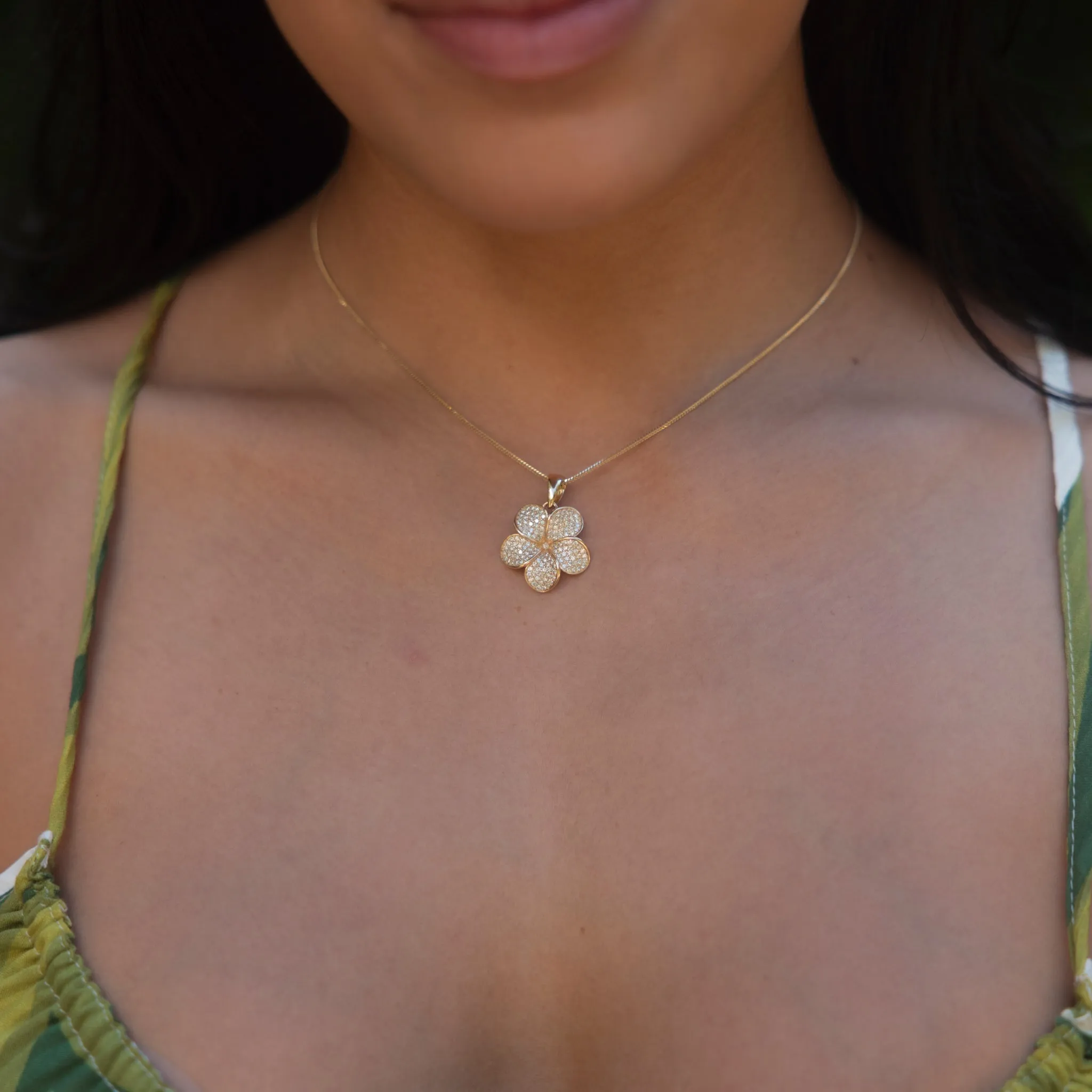 Plumeria Pendant in Gold with Diamonds - 20mm