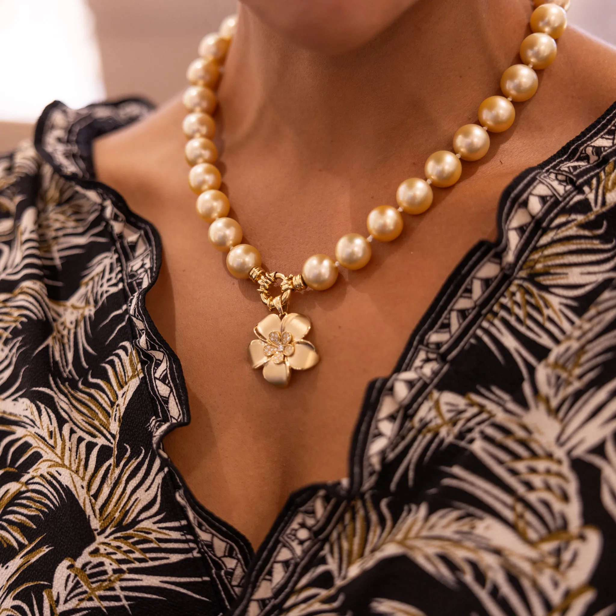 Plumeria Pendant in Gold with Diamonds - 28mm
