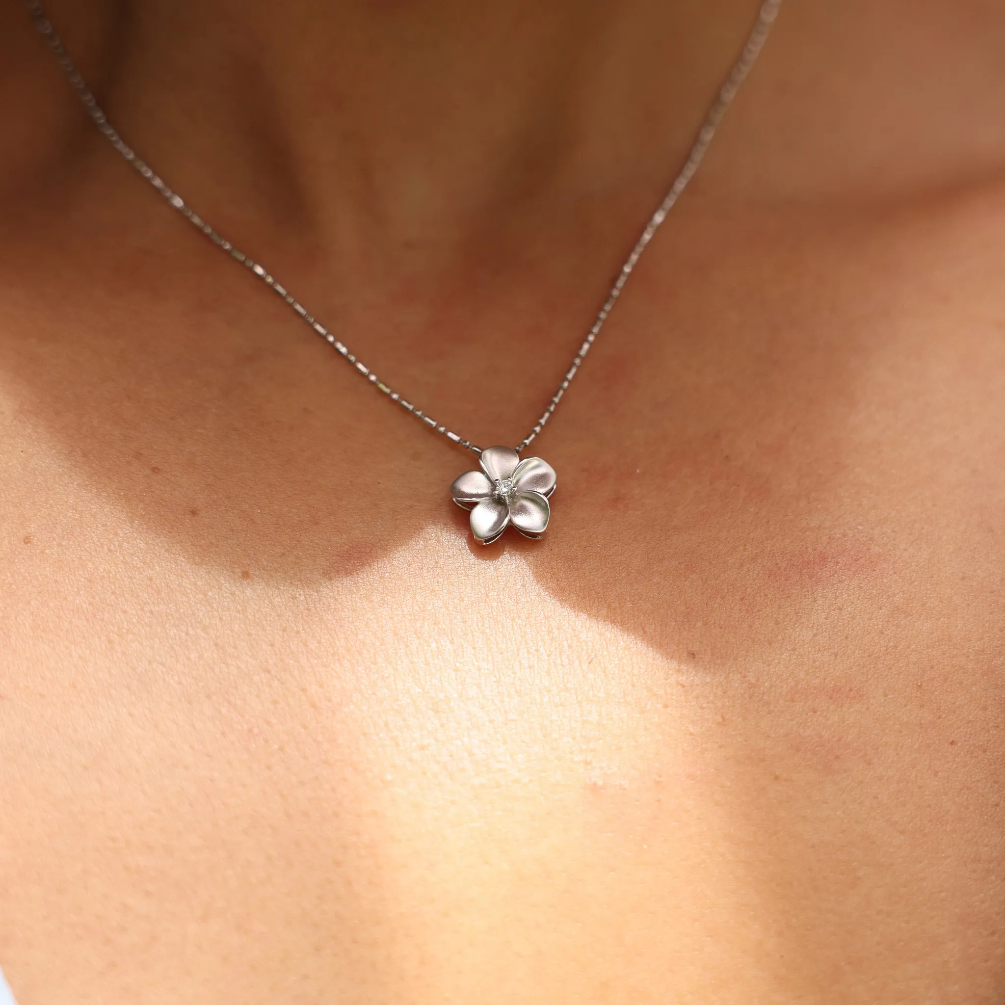 Plumeria Pendant in White Gold with Diamond - 13mm