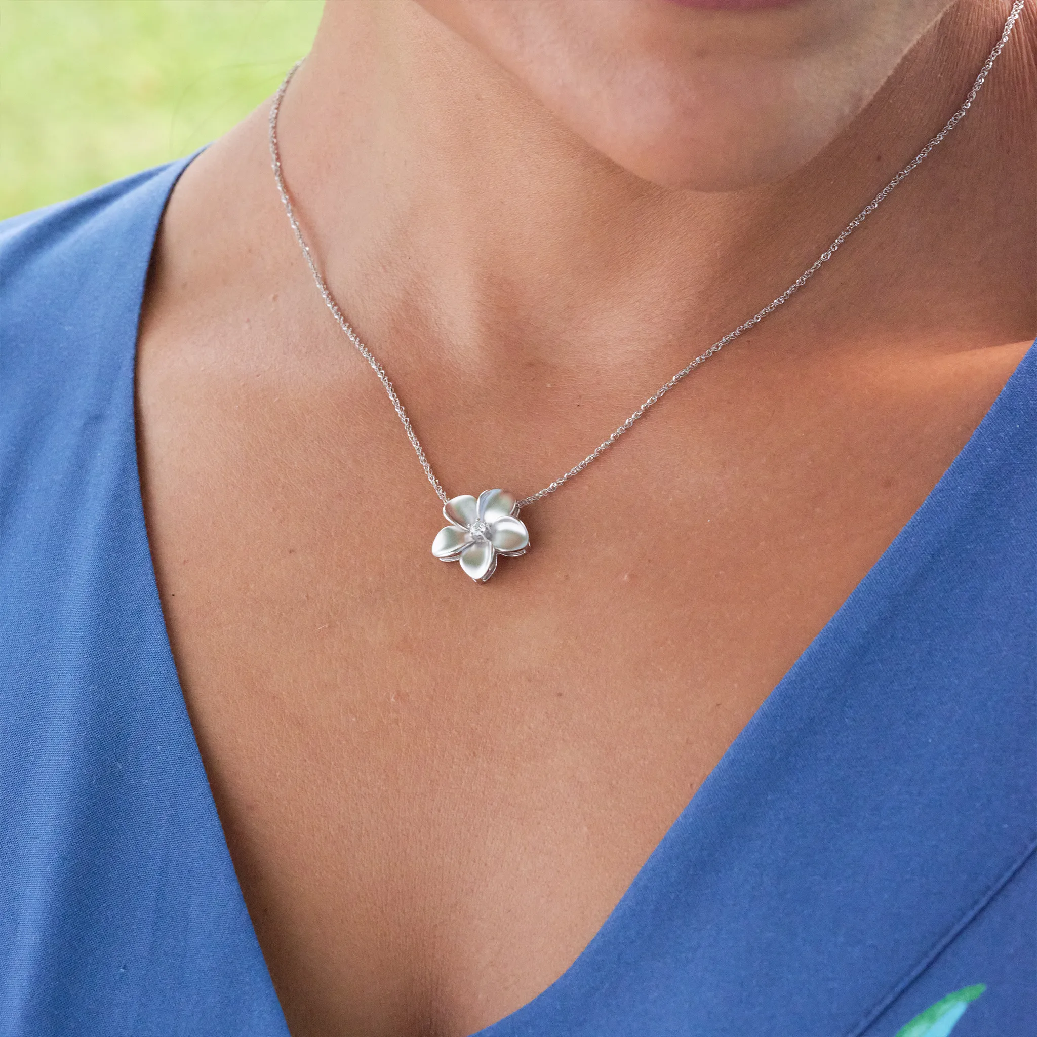 Plumeria Pendant in White Gold with Diamond - 16mm