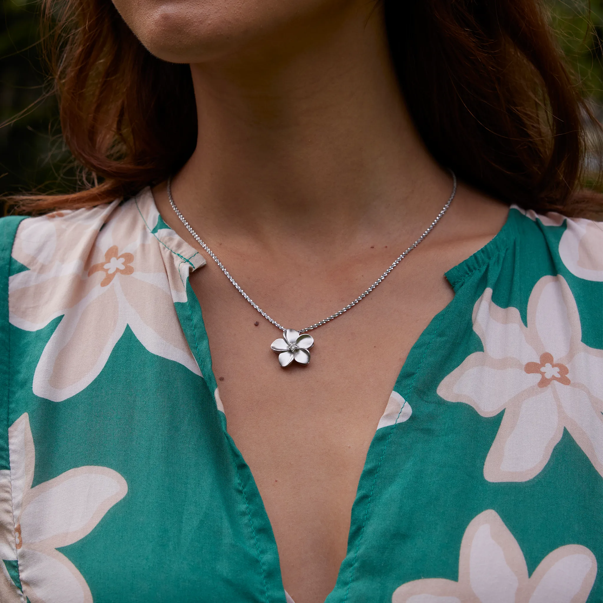 Plumeria Pendant in White Gold with Diamond - 20mm