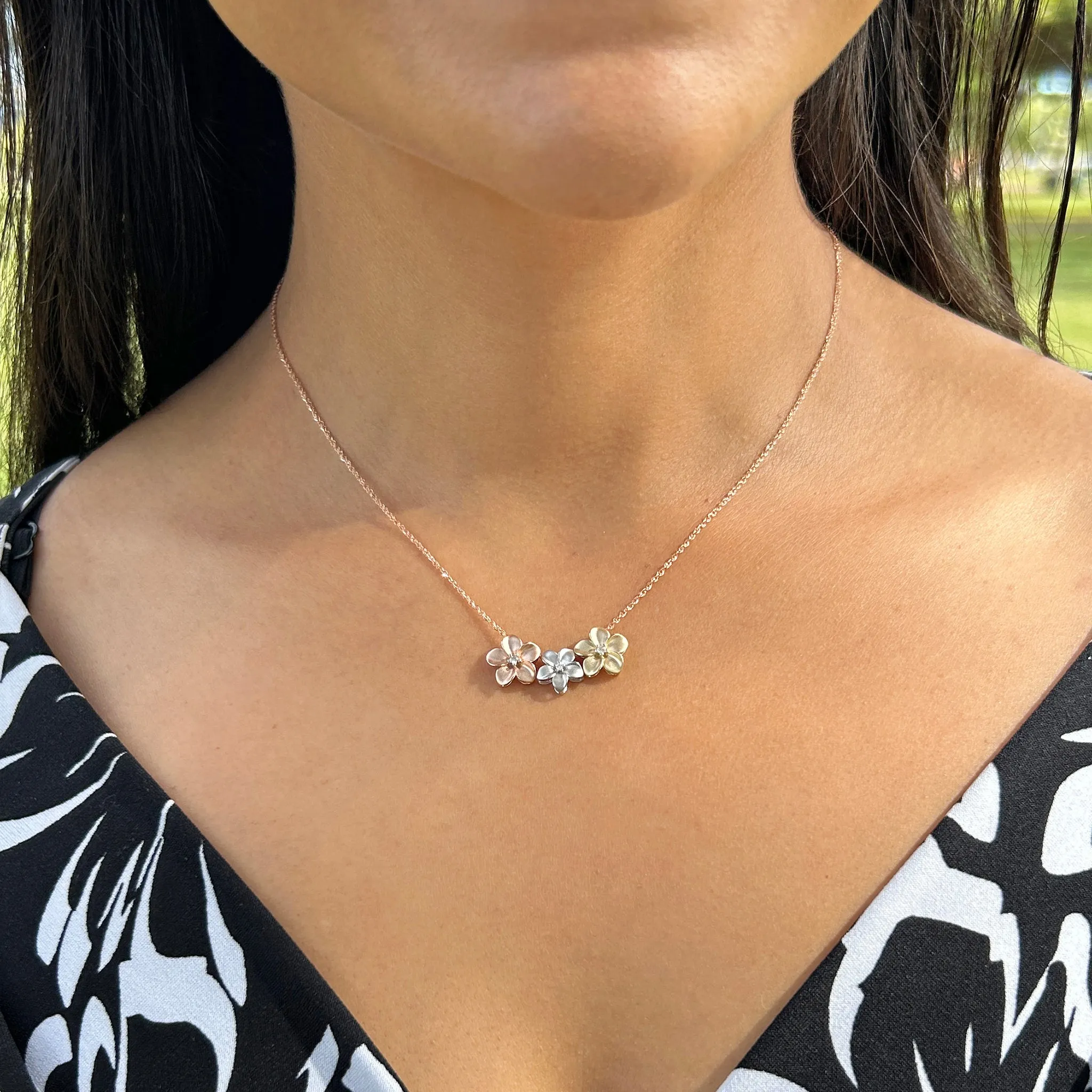 Plumeria Pendant in White Gold with Diamond - 9mm