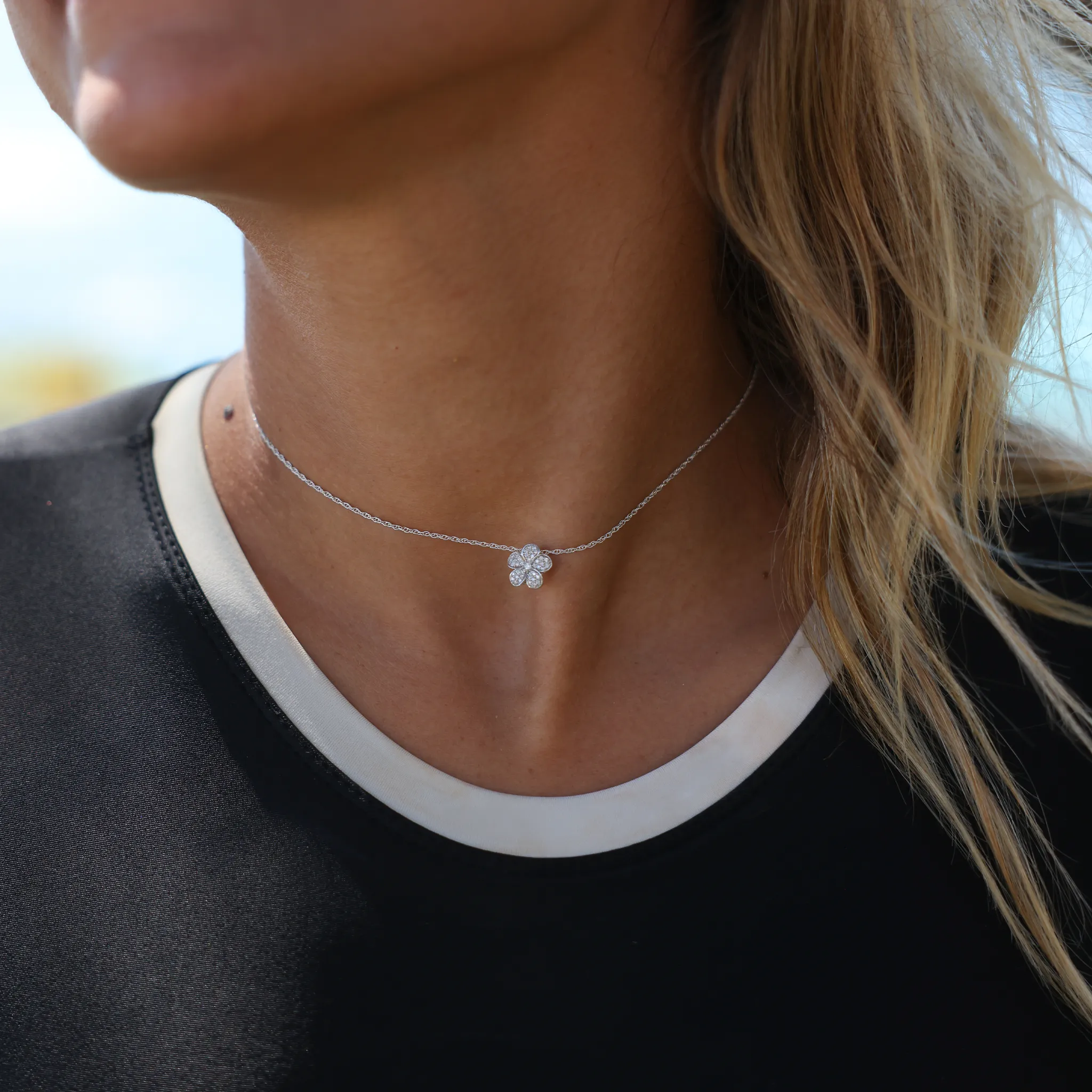 Plumeria Pendant in White Gold with Diamonds - 11mm