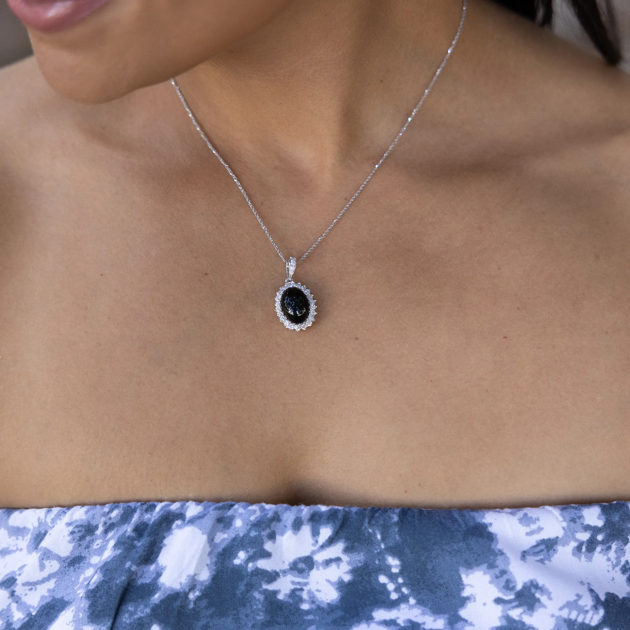 Princess Ka‘iulani Black Coral Pendant in White Gold with Diamonds - 14mm