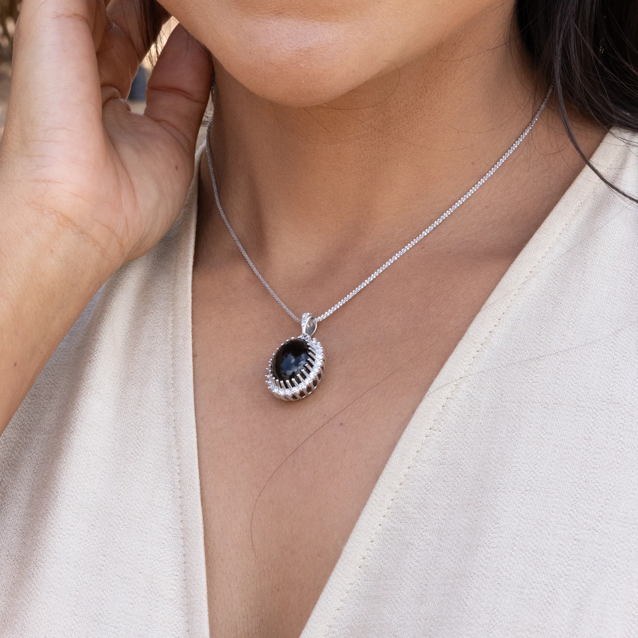 Princess Ka‘iulani Black Coral Pendant in White Gold with Diamonds - 16mm
