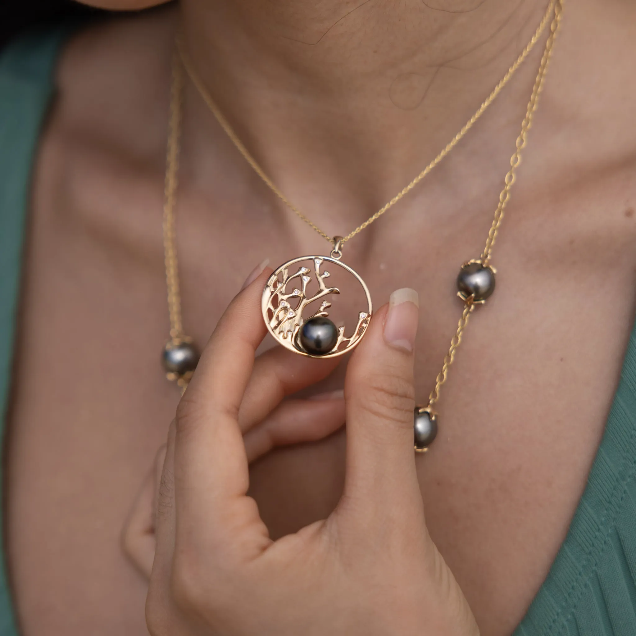 Reefs Tahitian Black Pearl Pendant in Gold with Diamonds - 30mm