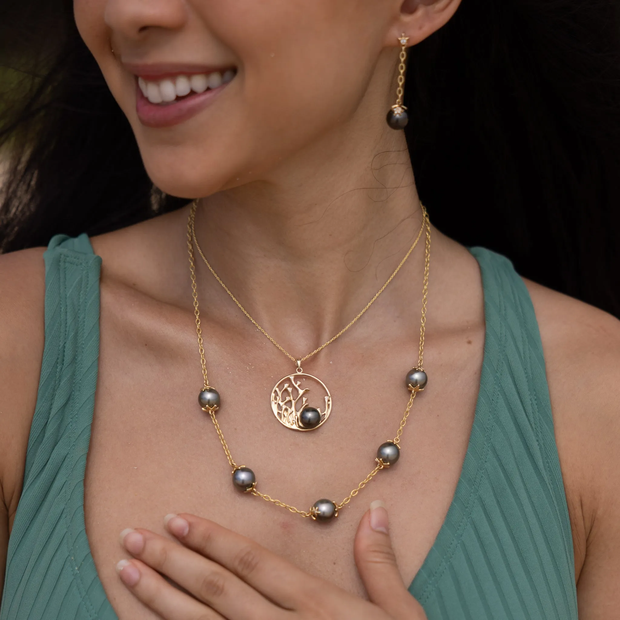 Reefs Tahitian Black Pearl Pendant in Gold with Diamonds - 30mm