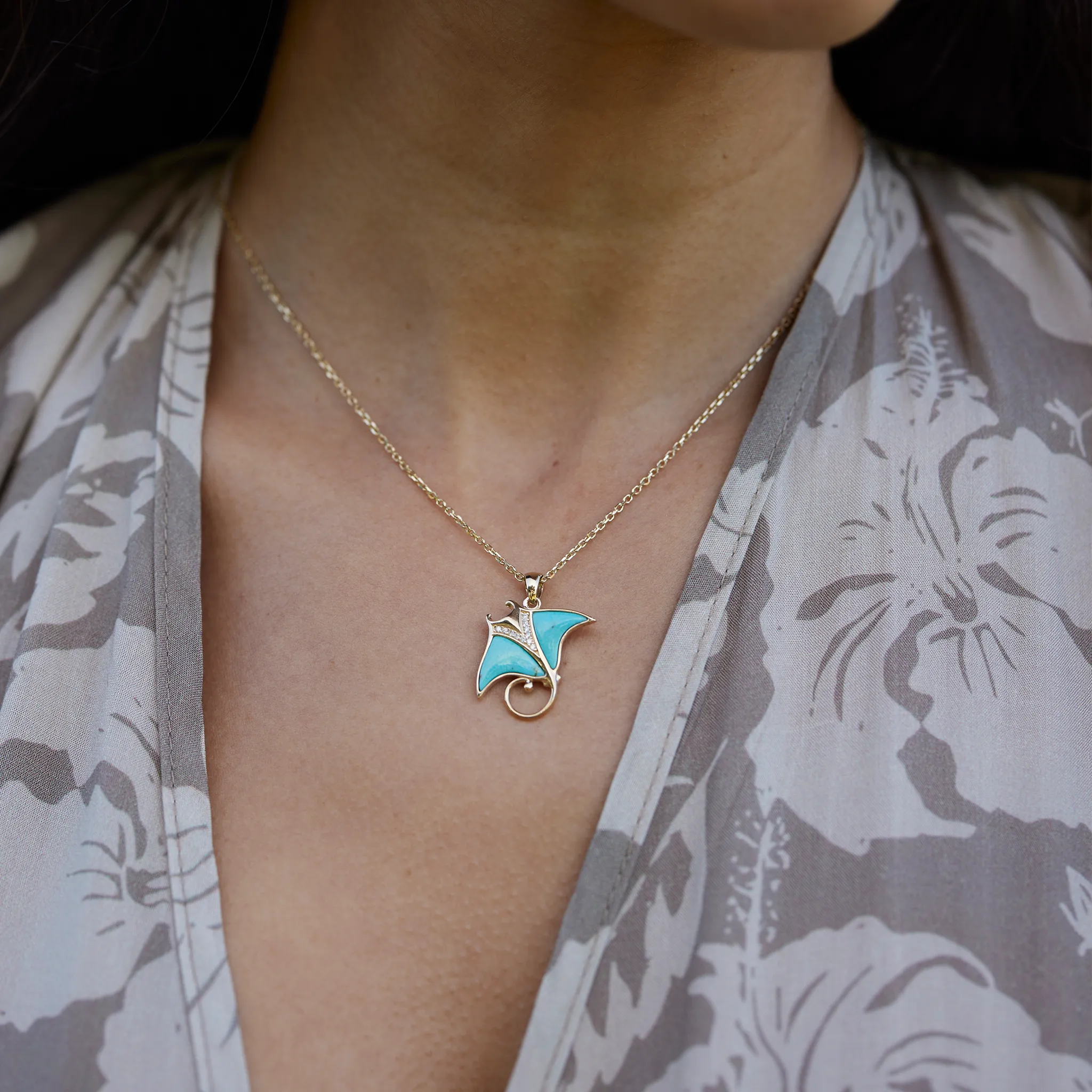 Sealife Manta Ray Turquoise Pendant in Gold with Diamonds - 21mm