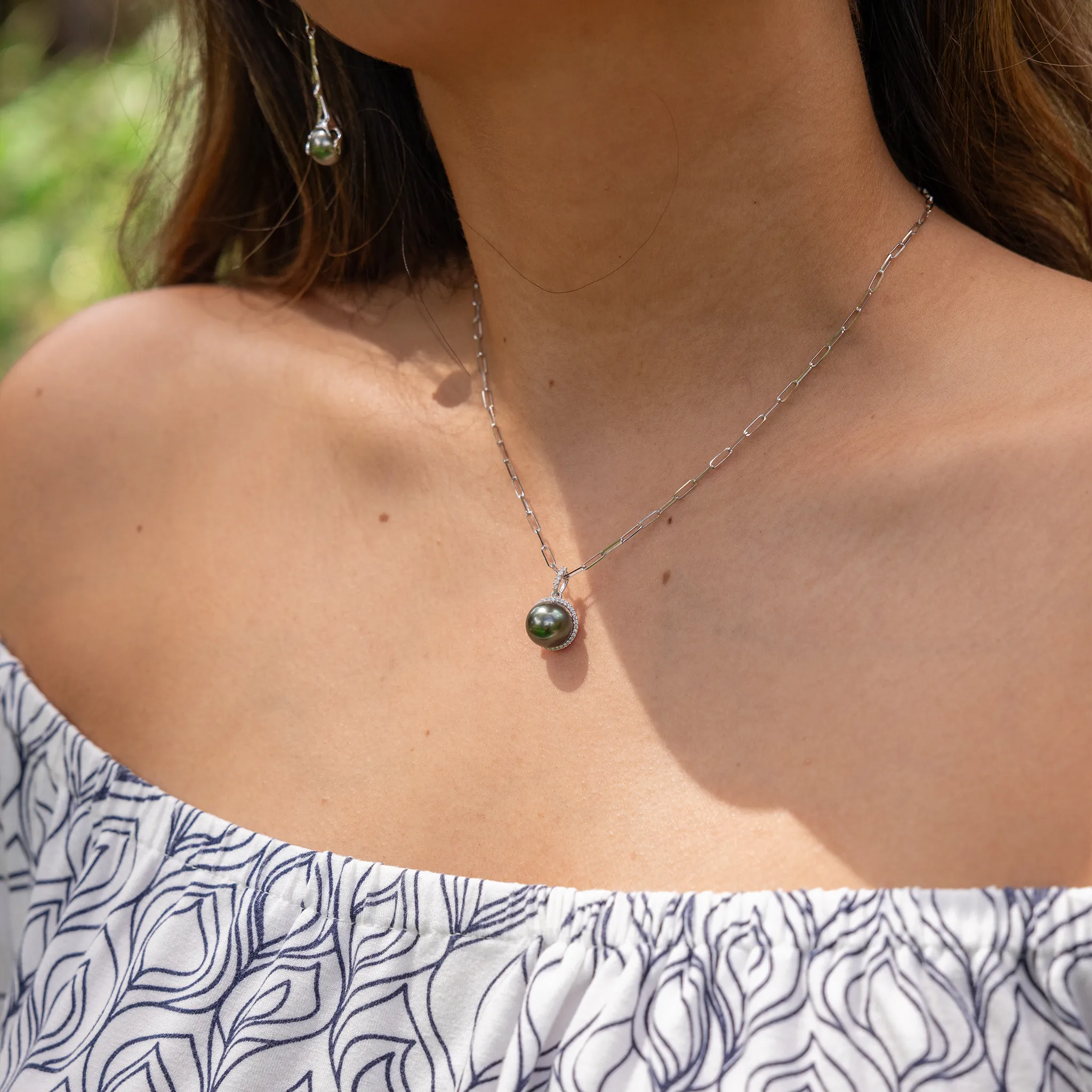 Tahitian Black Pearl Pendant in White Gold with Diamonds - 10-11mm