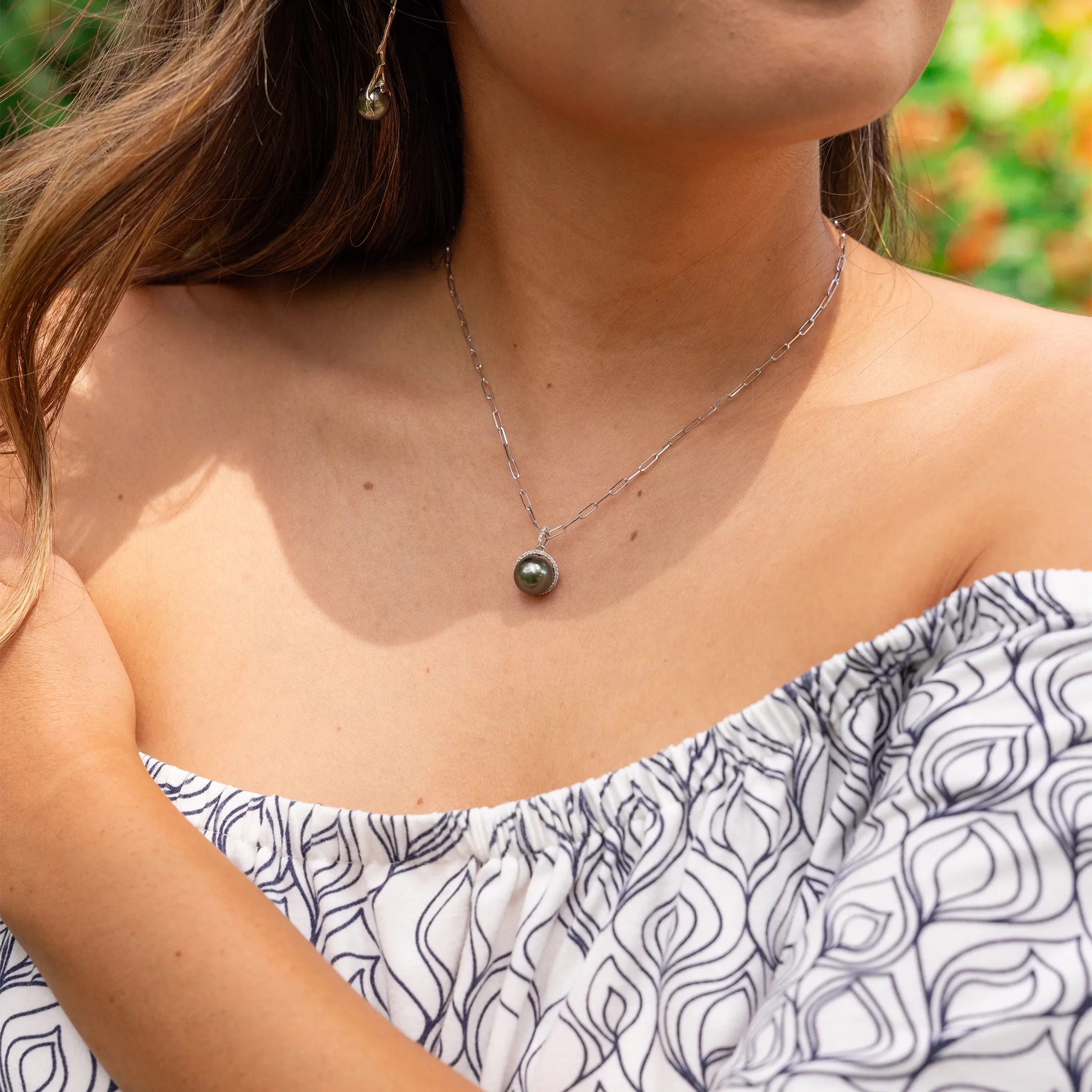 Tahitian Black Pearl Pendant in White Gold with Diamonds - 10-11mm