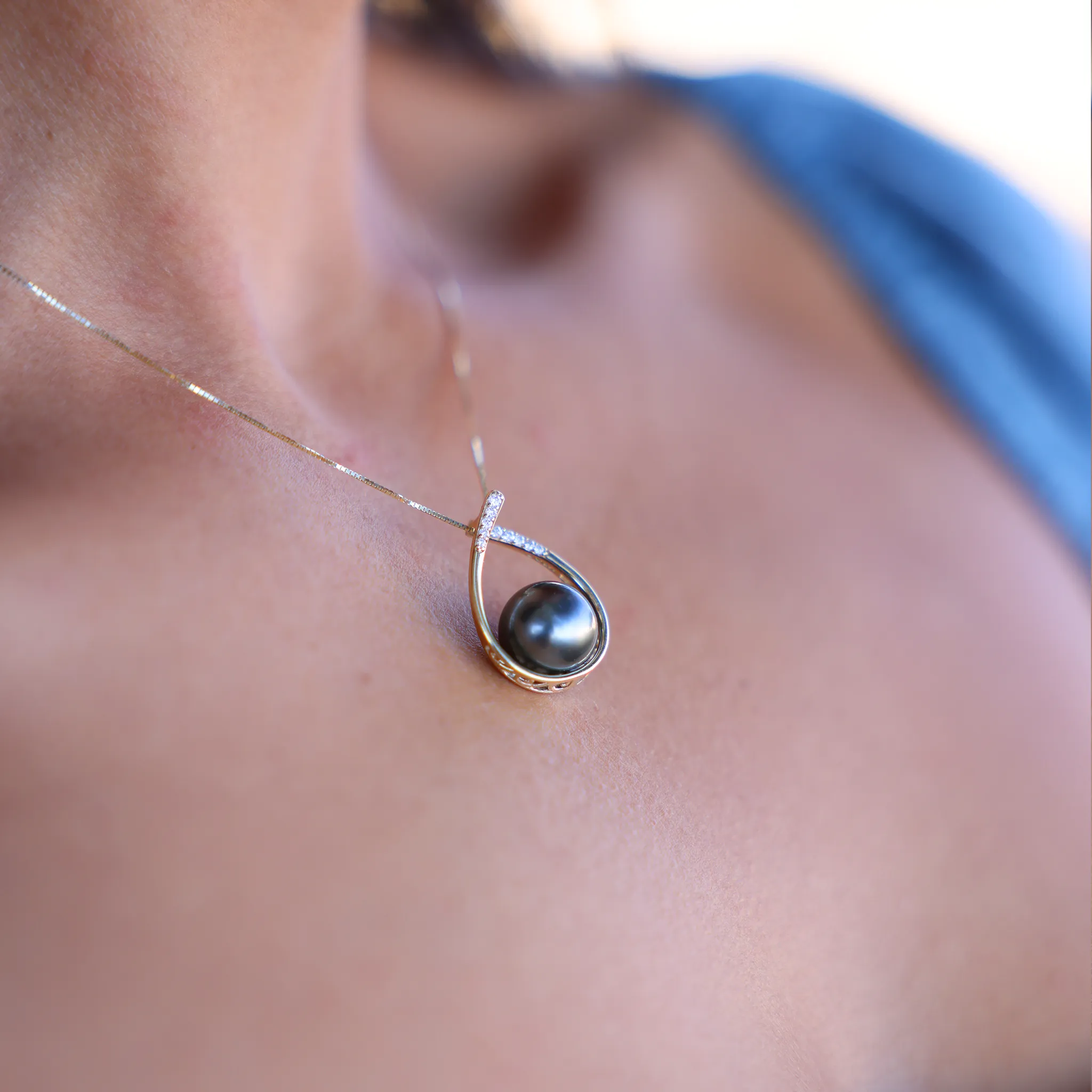 Teardrop Tahitian Black Pearl Pendant in Gold with Diamonds - 10-11mm