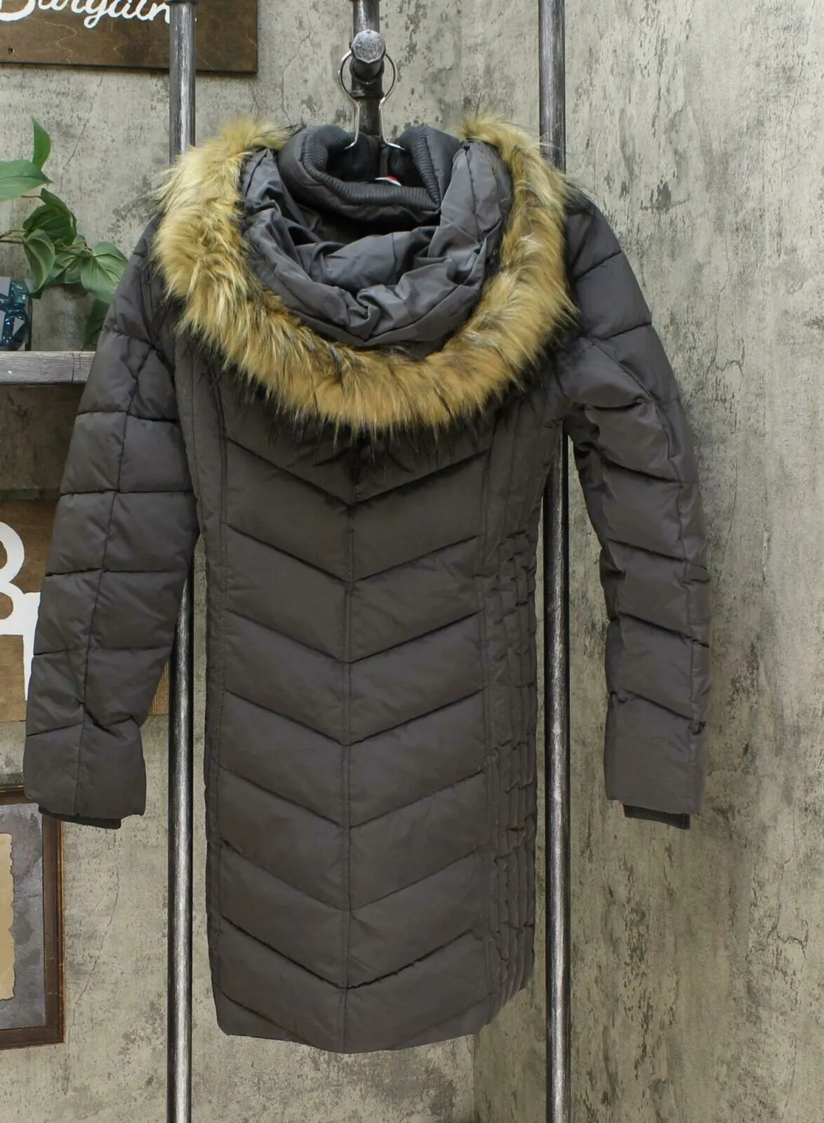 Tommy Hilfiger Women's Faux Fur Trim Hooded Chevron Puffer Coat Grey XS