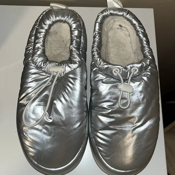 UGG Women’s Maxi Clog Metallic Silver size 9 platform chunky