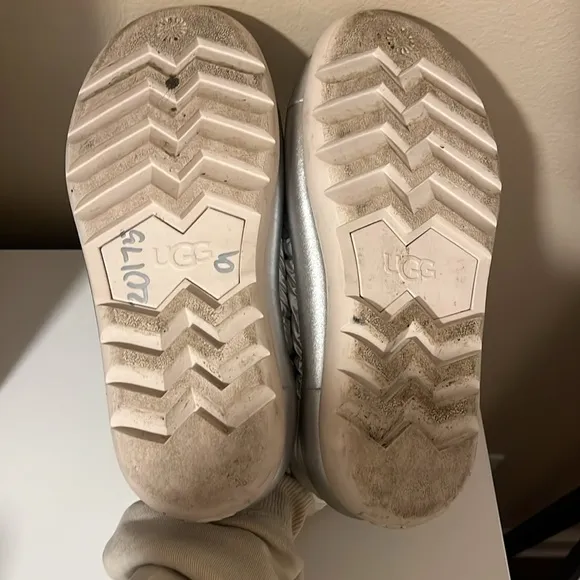 UGG Women’s Maxi Clog Metallic Silver size 9 platform chunky