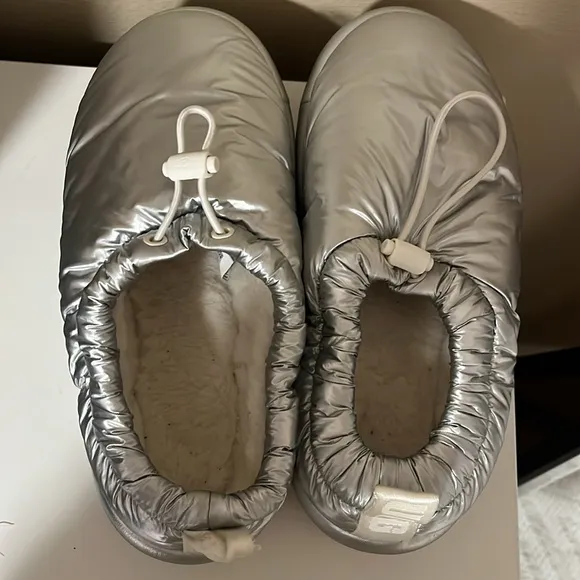 UGG Women’s Maxi Clog Metallic Silver size 9 platform chunky