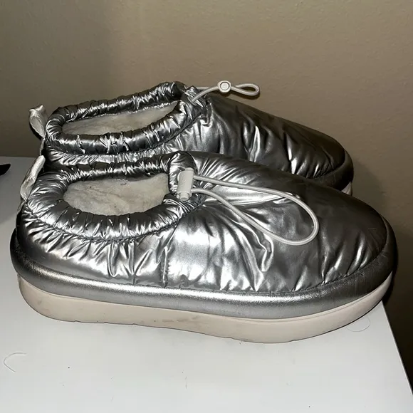 UGG Women’s Maxi Clog Metallic Silver size 9 platform chunky
