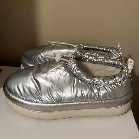 UGG Women’s Maxi Clog Metallic Silver size 9 platform chunky