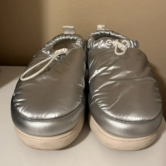 UGG Women’s Maxi Clog Metallic Silver size 9 platform chunky