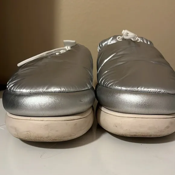 UGG Women’s Maxi Clog Metallic Silver size 9 platform chunky