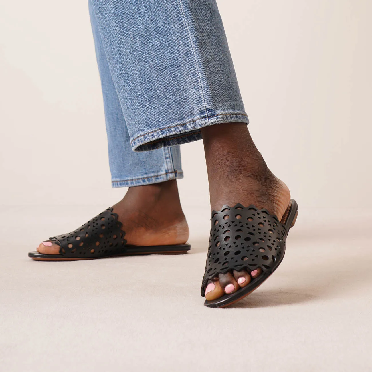 Vienne black leather mules