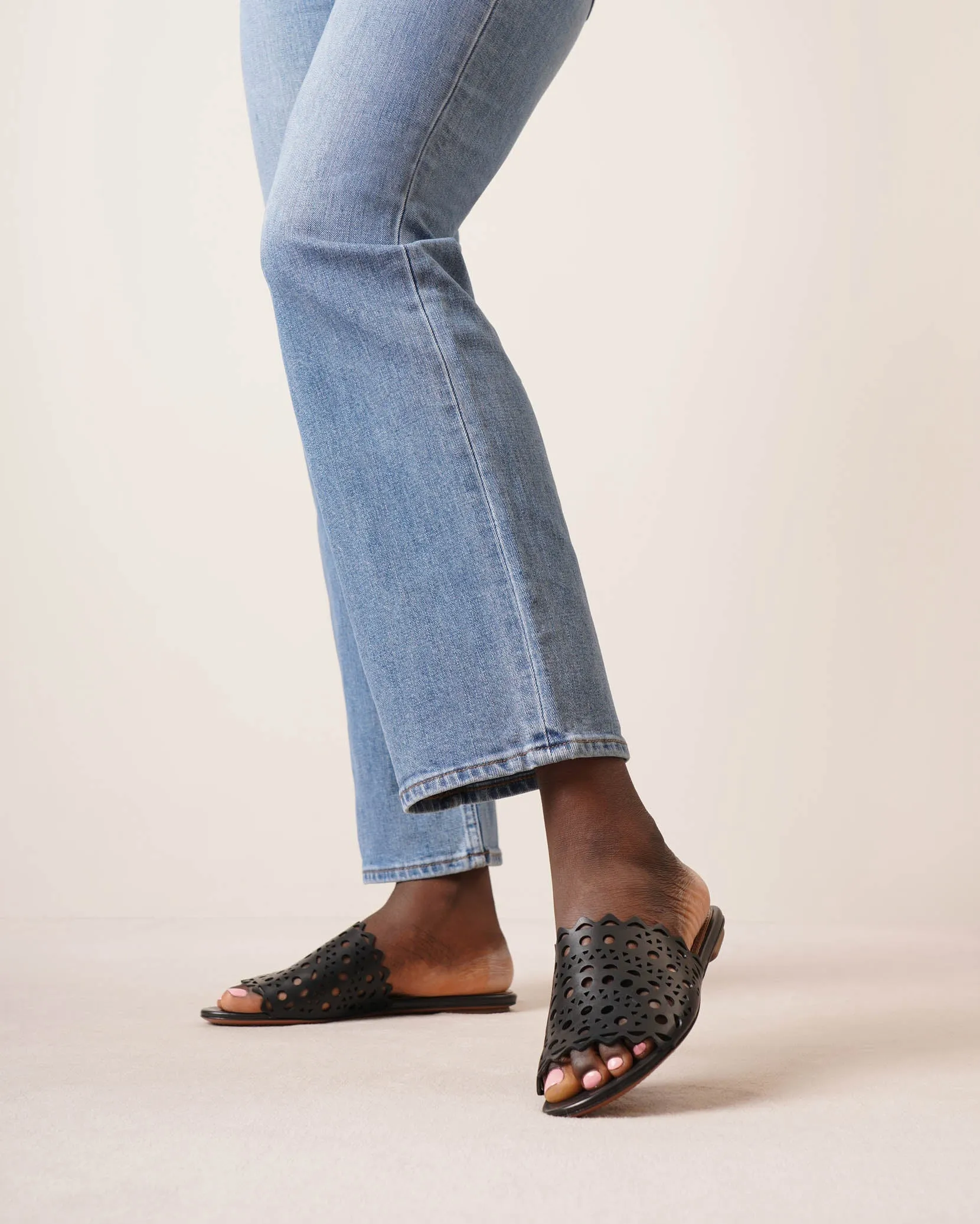 Vienne black leather mules